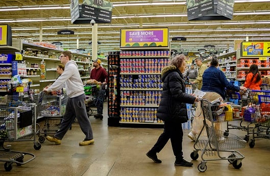 Los supermercados ofrecen horarios especiales para compradores mayores